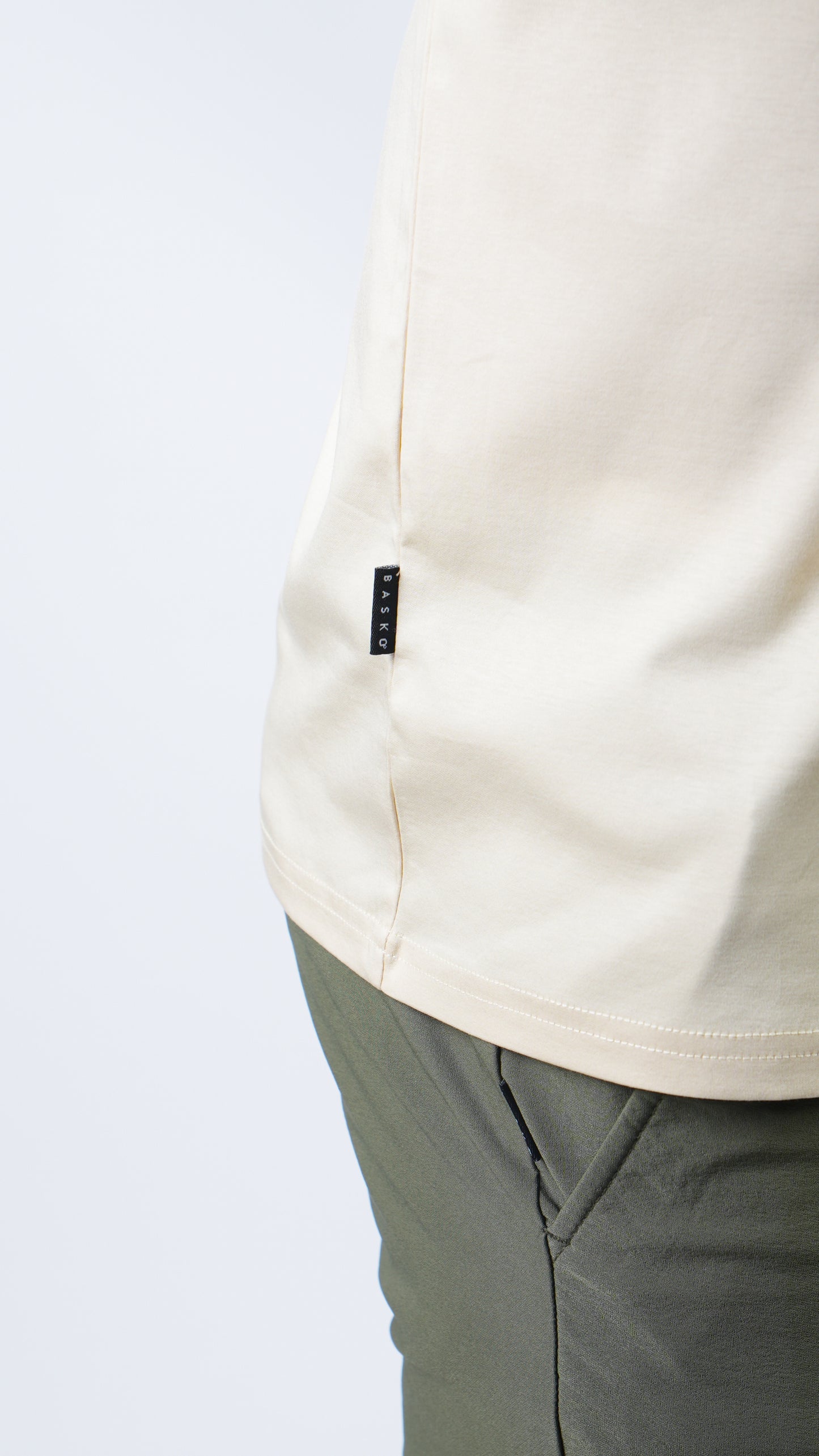 T-SHIRT • SLIM FIT • BEIGE