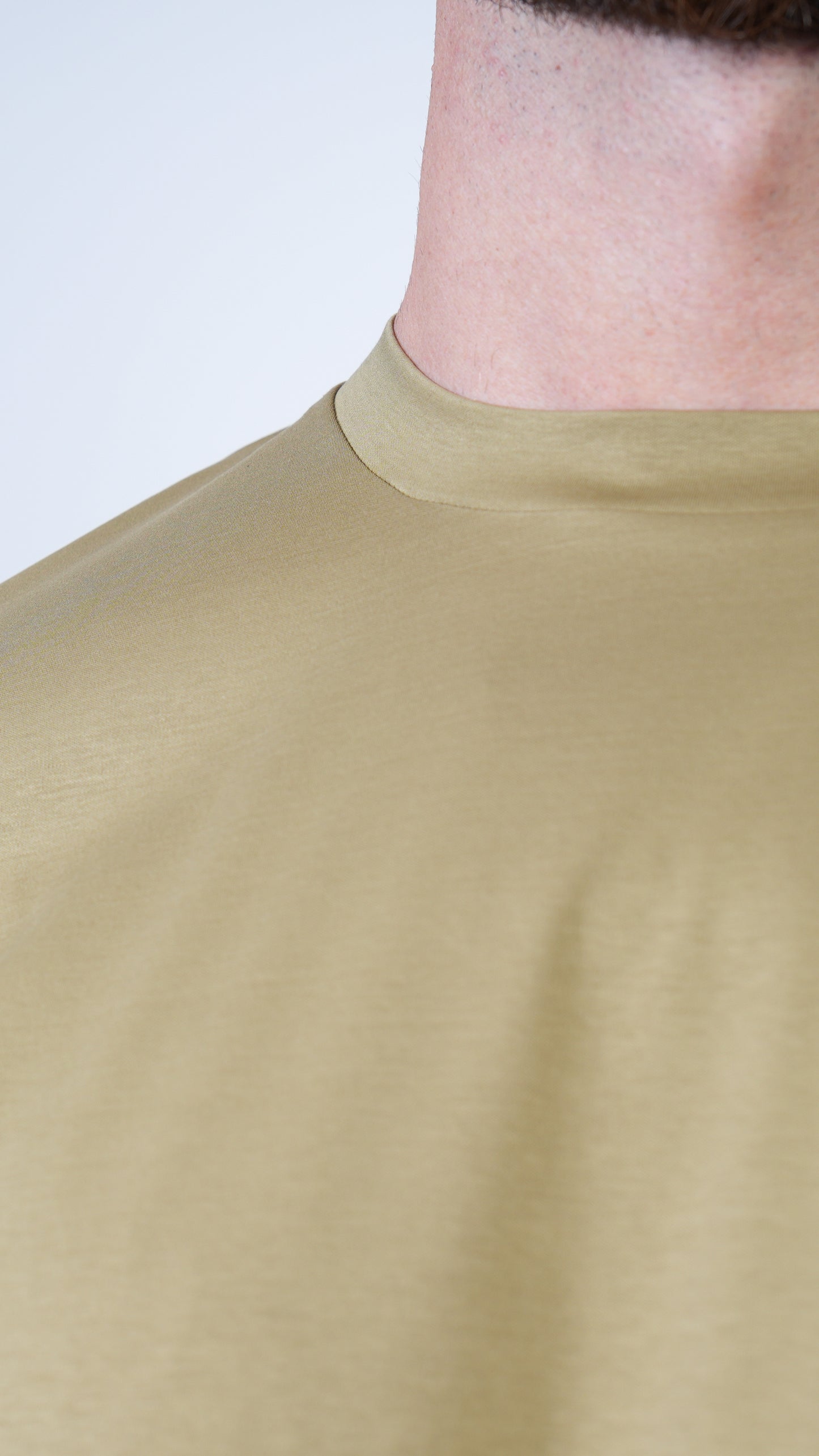 T-SHIRT • SLIM FIT • OLIVE