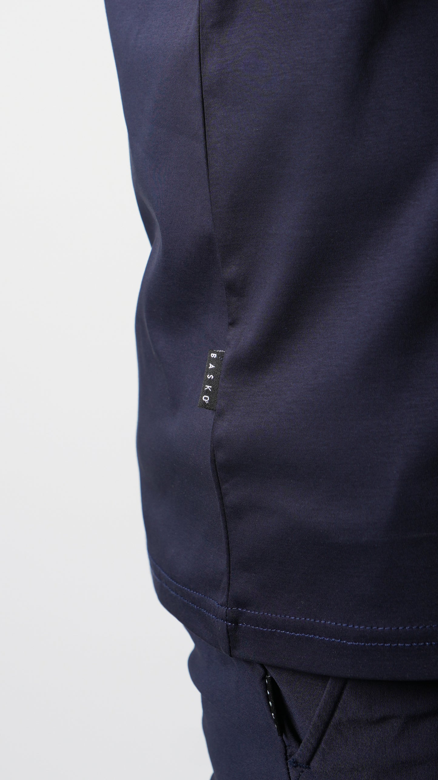 T-SHIRT • SLIM FIT • NAVY