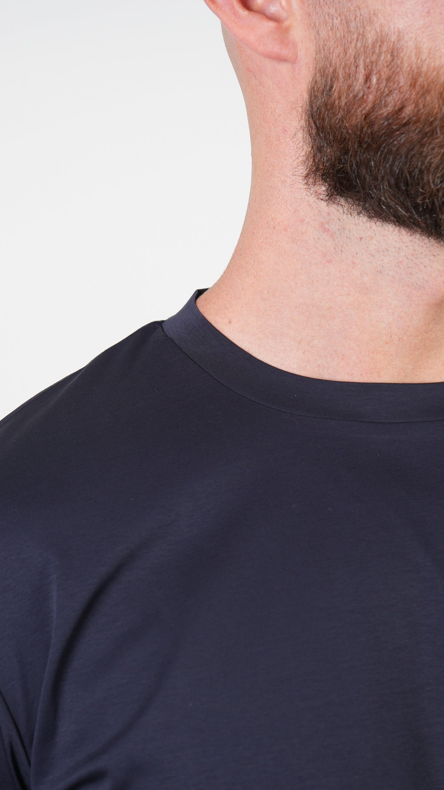 T-SHIRT • SLIM FIT • NAVY