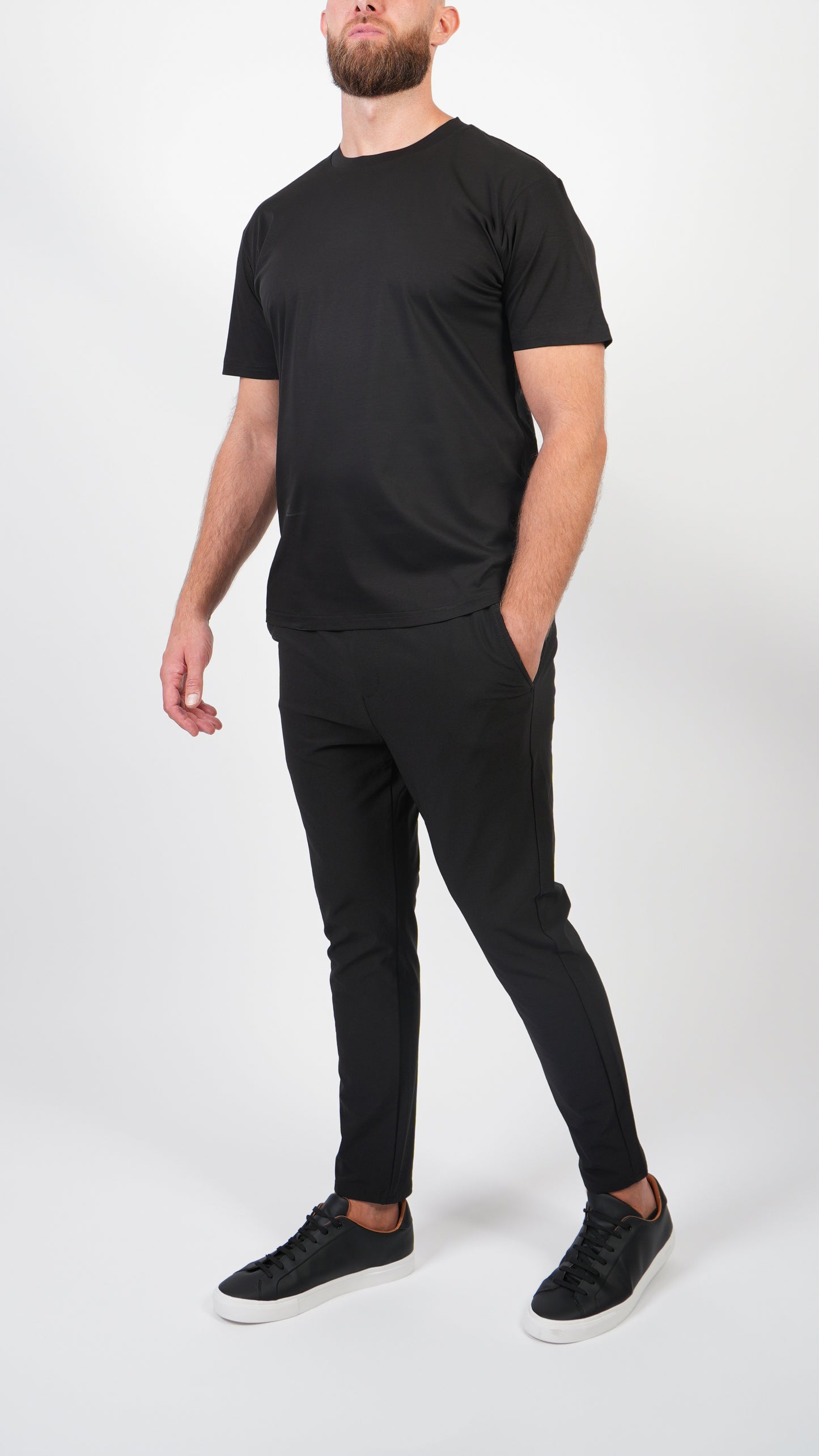 T-SHIRT • SLIM FIT • BLACK