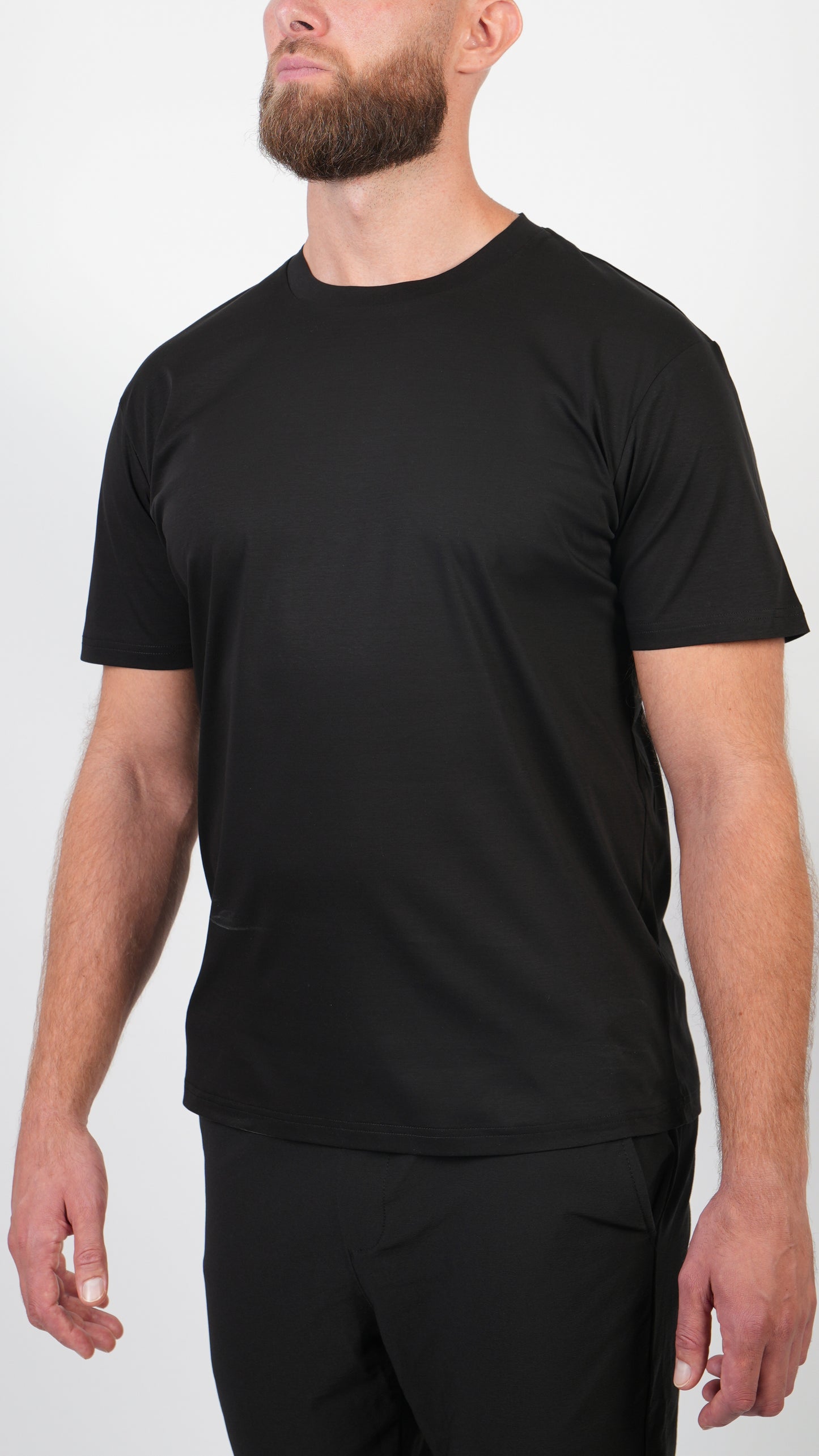 T-SHIRT • SLIM FIT • BLACK