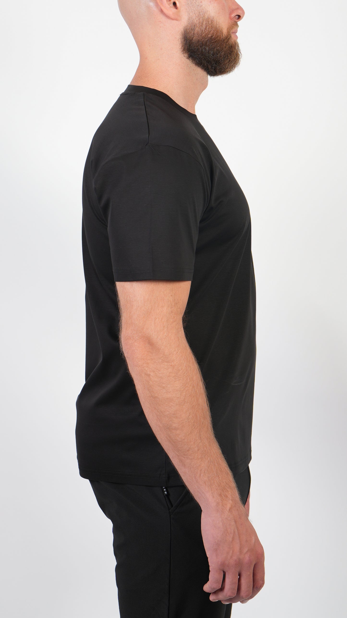 T-SHIRT • SLIM FIT • BLACK