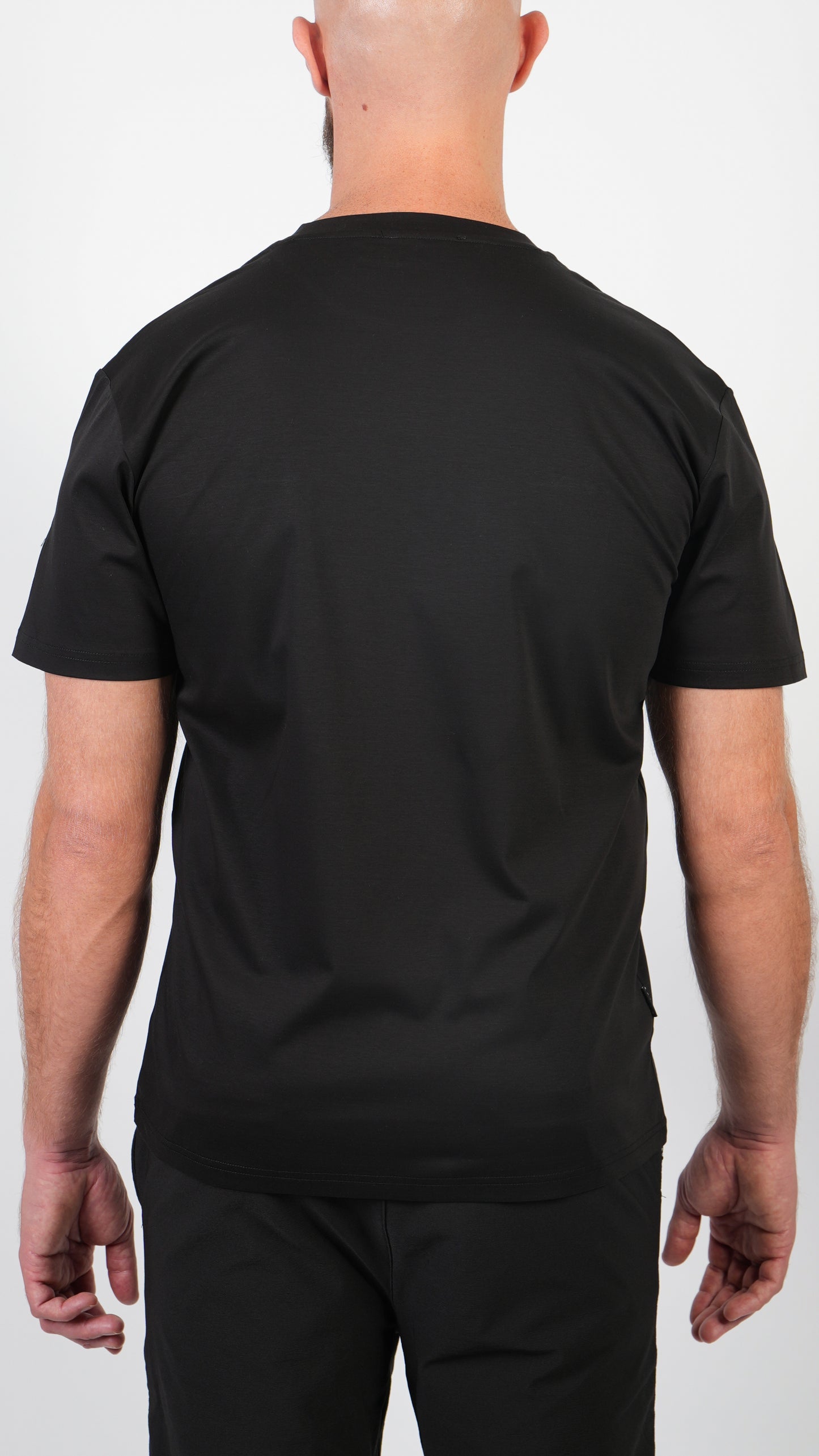 T-SHIRT • SLIM FIT • BLACK