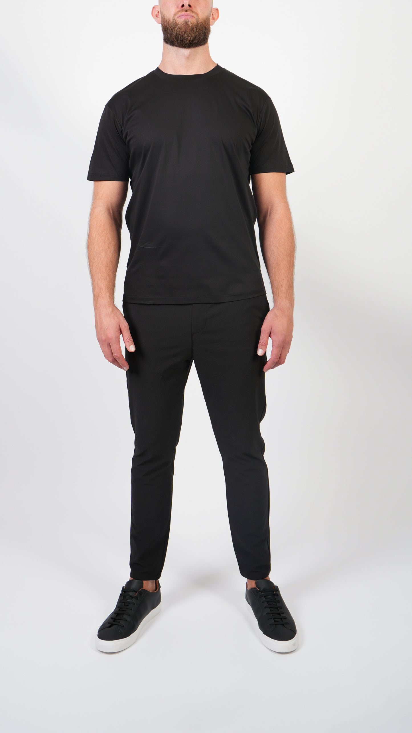 T-SHIRT • SLIM FIT • BLACK