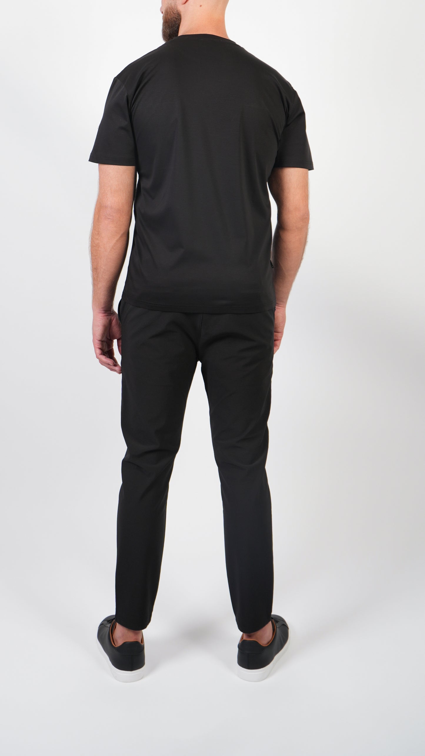 T-SHIRT • SLIM FIT • BLACK
