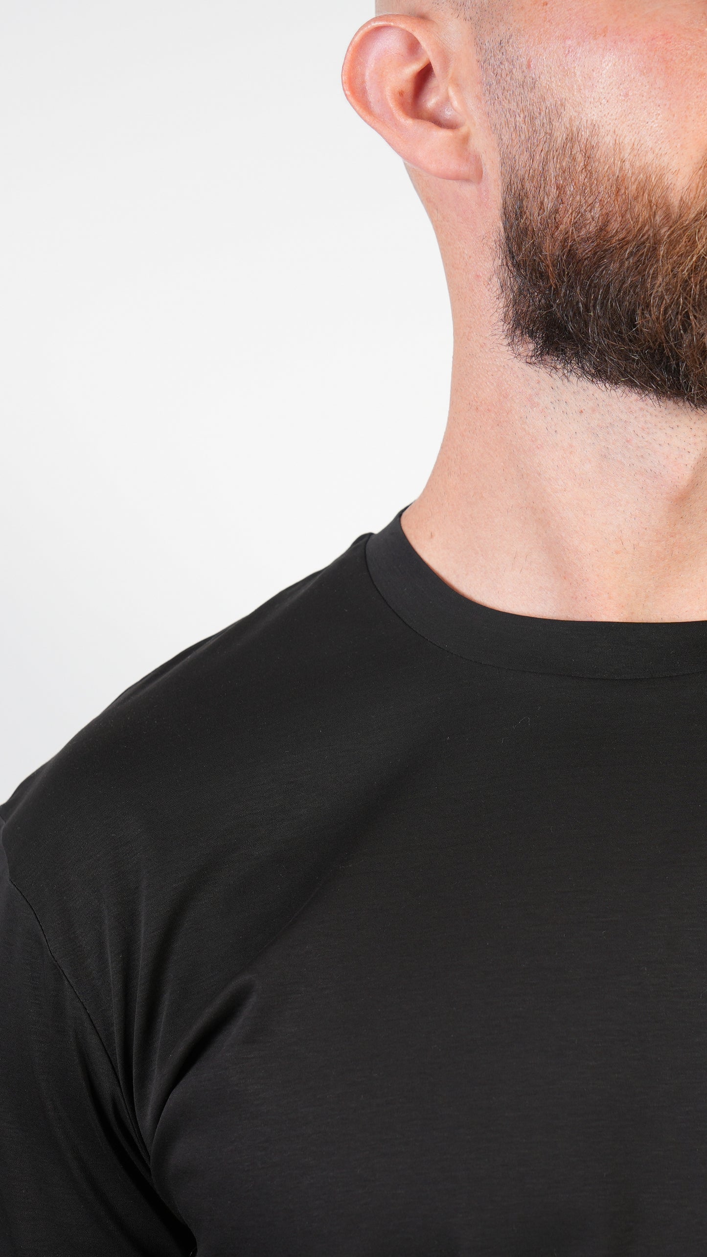 T-SHIRT • SLIM FIT • BLACK