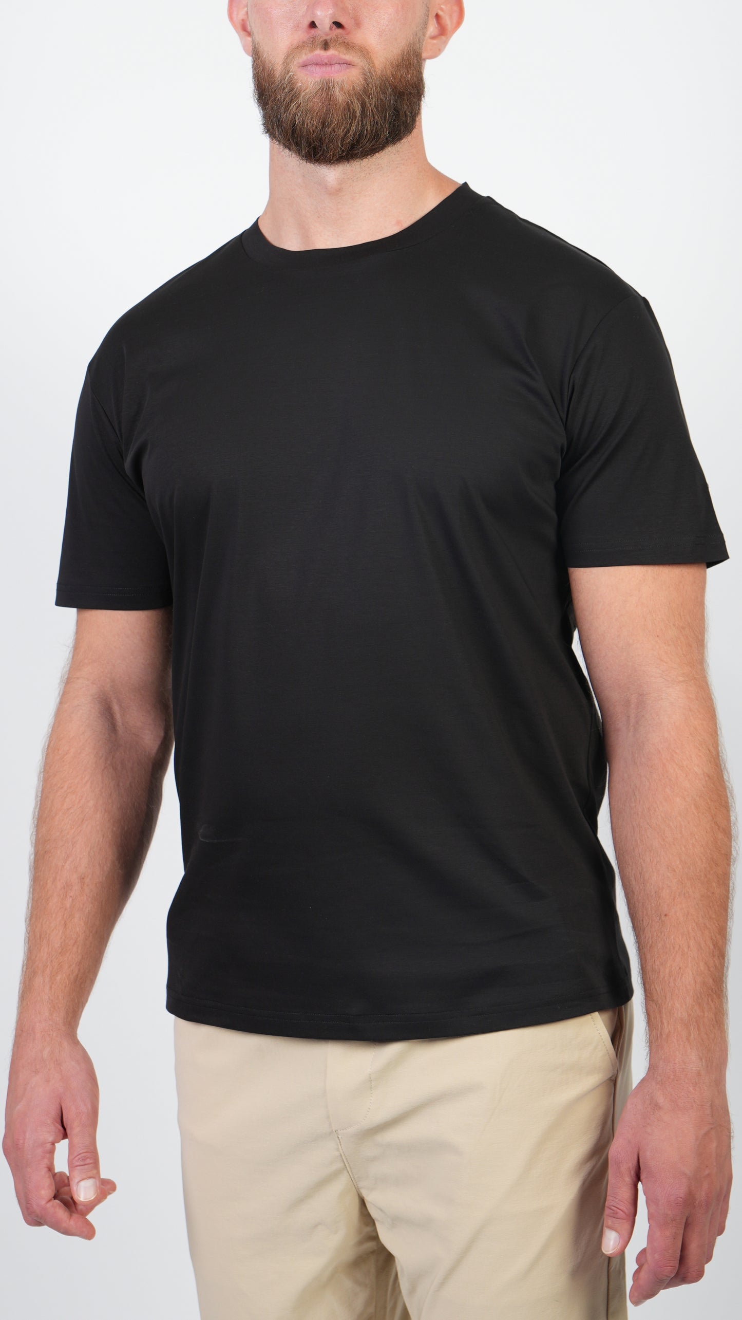 T-SHIRT • SLIM FIT • BLACK