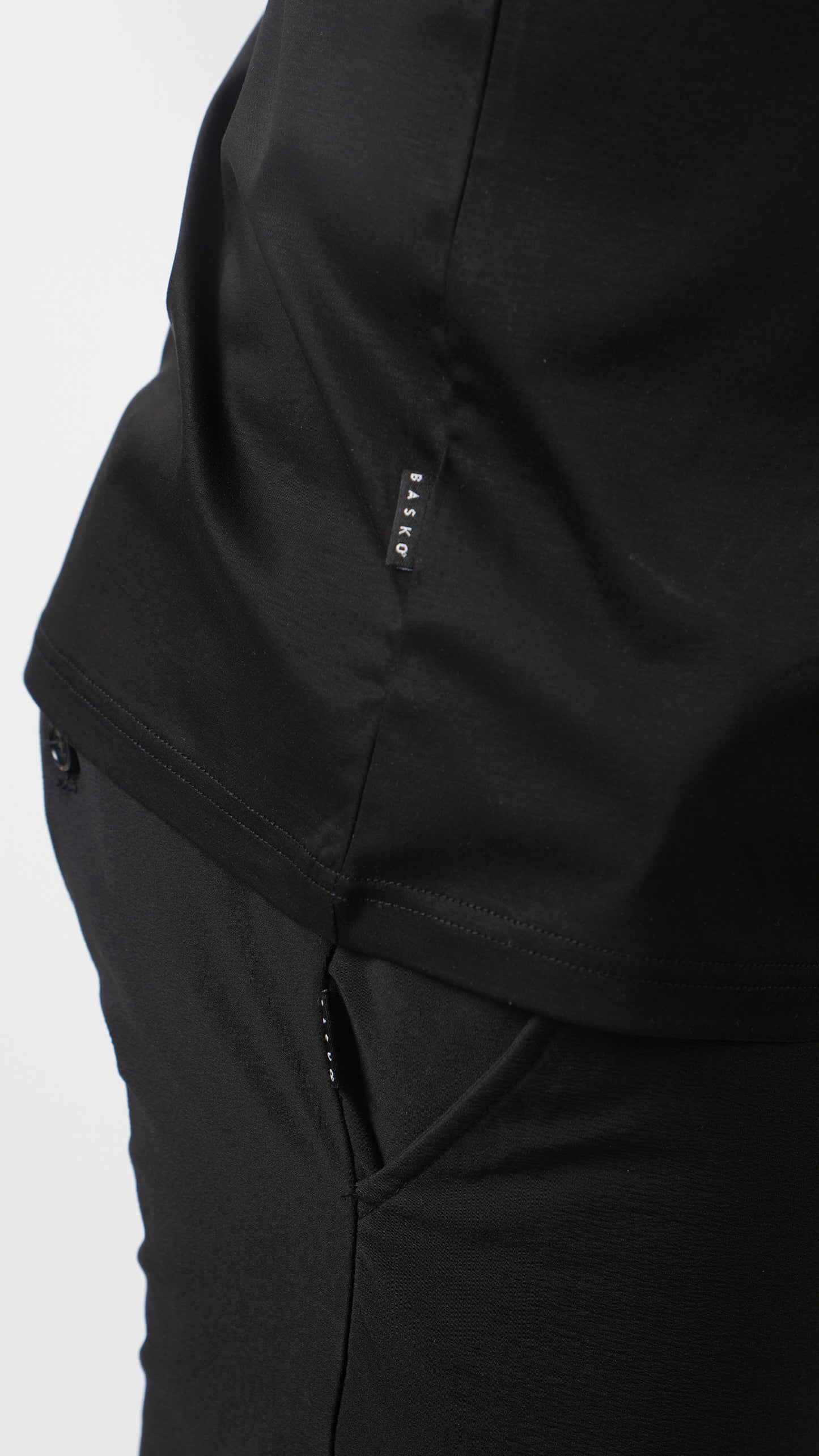 T-SHIRT • SLIM FIT • BLACK