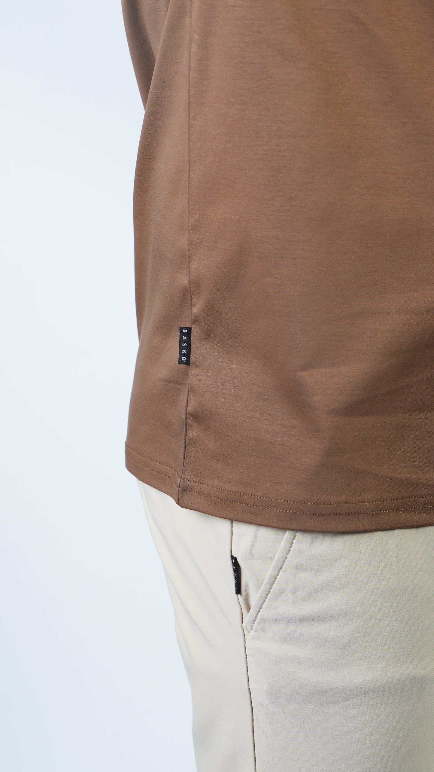 T-SHIRT • SLIM FIT • BROWN