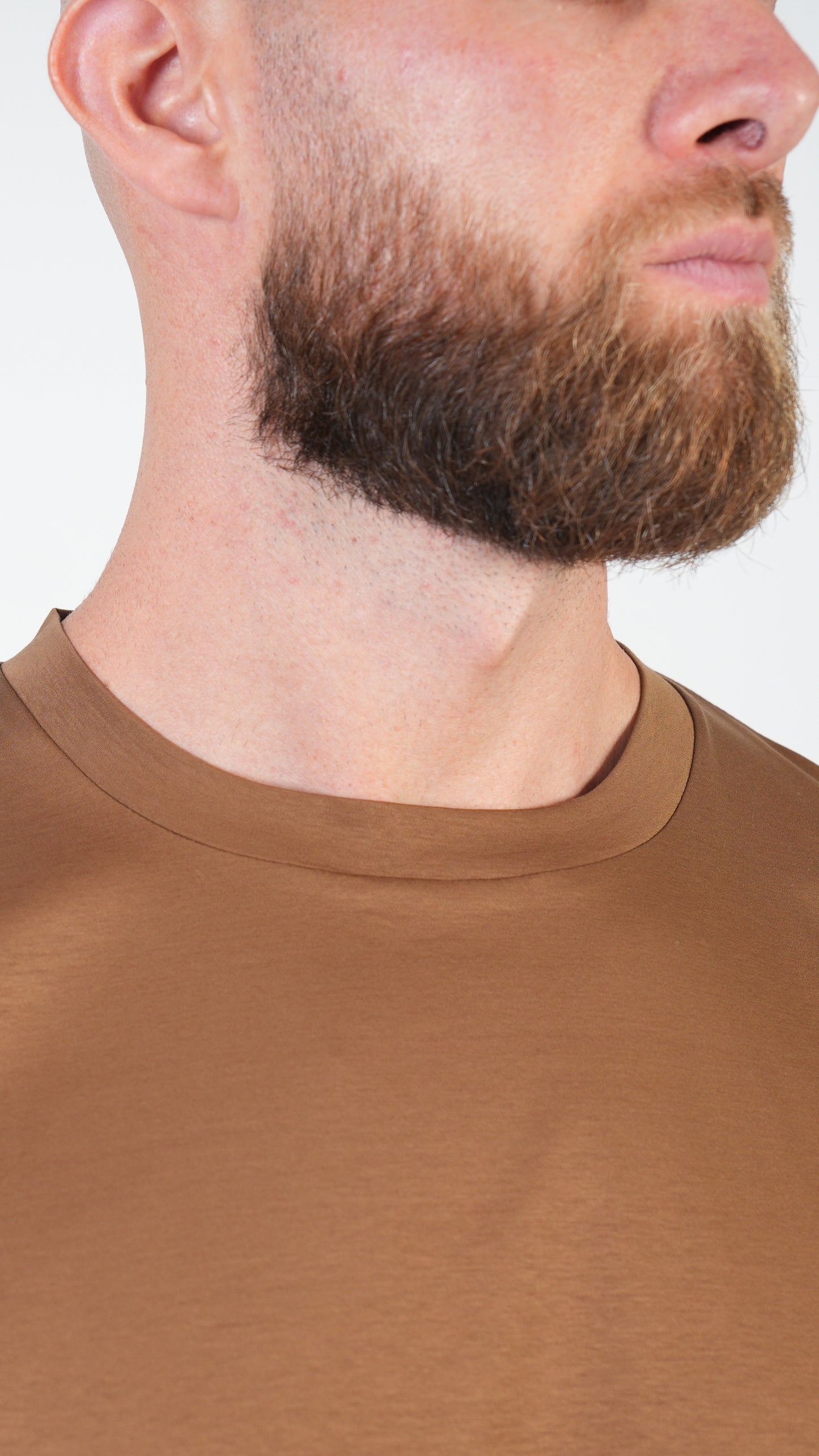 T-SHIRT • SLIM FIT • BROWN