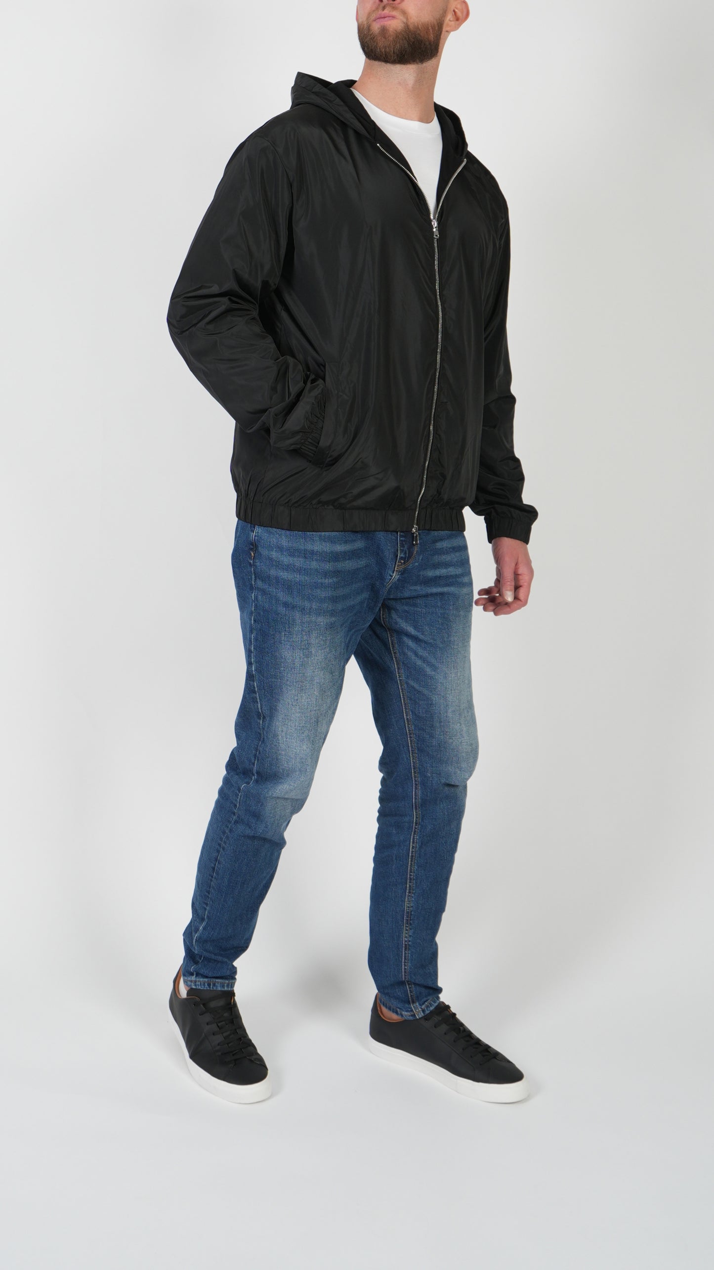 CHAQUETA CON CAPUCHA • NEGRO