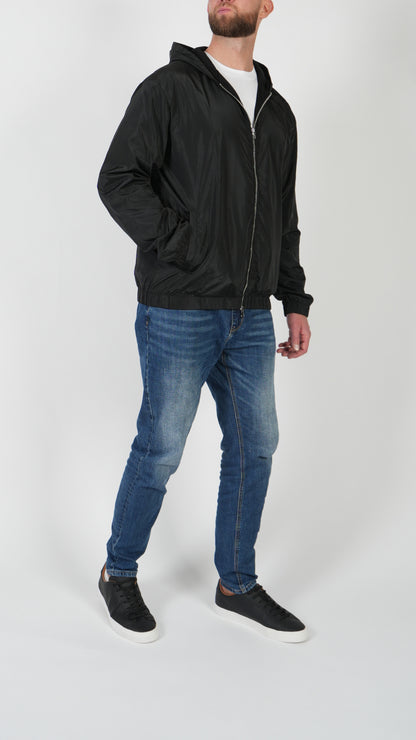 CHAQUETA CON CAPUCHA • NEGRO