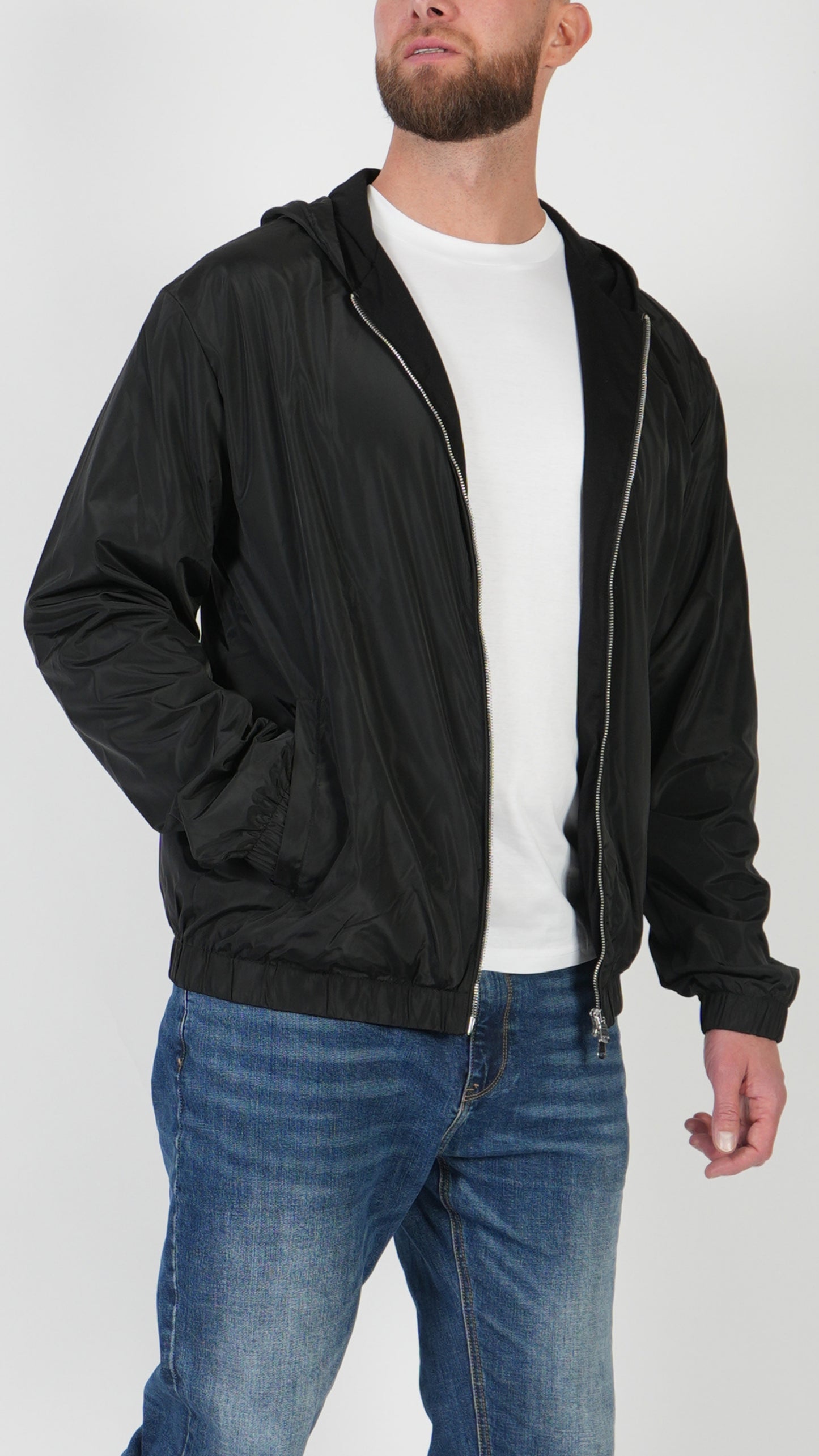 CHAQUETA CON CAPUCHA • NEGRO