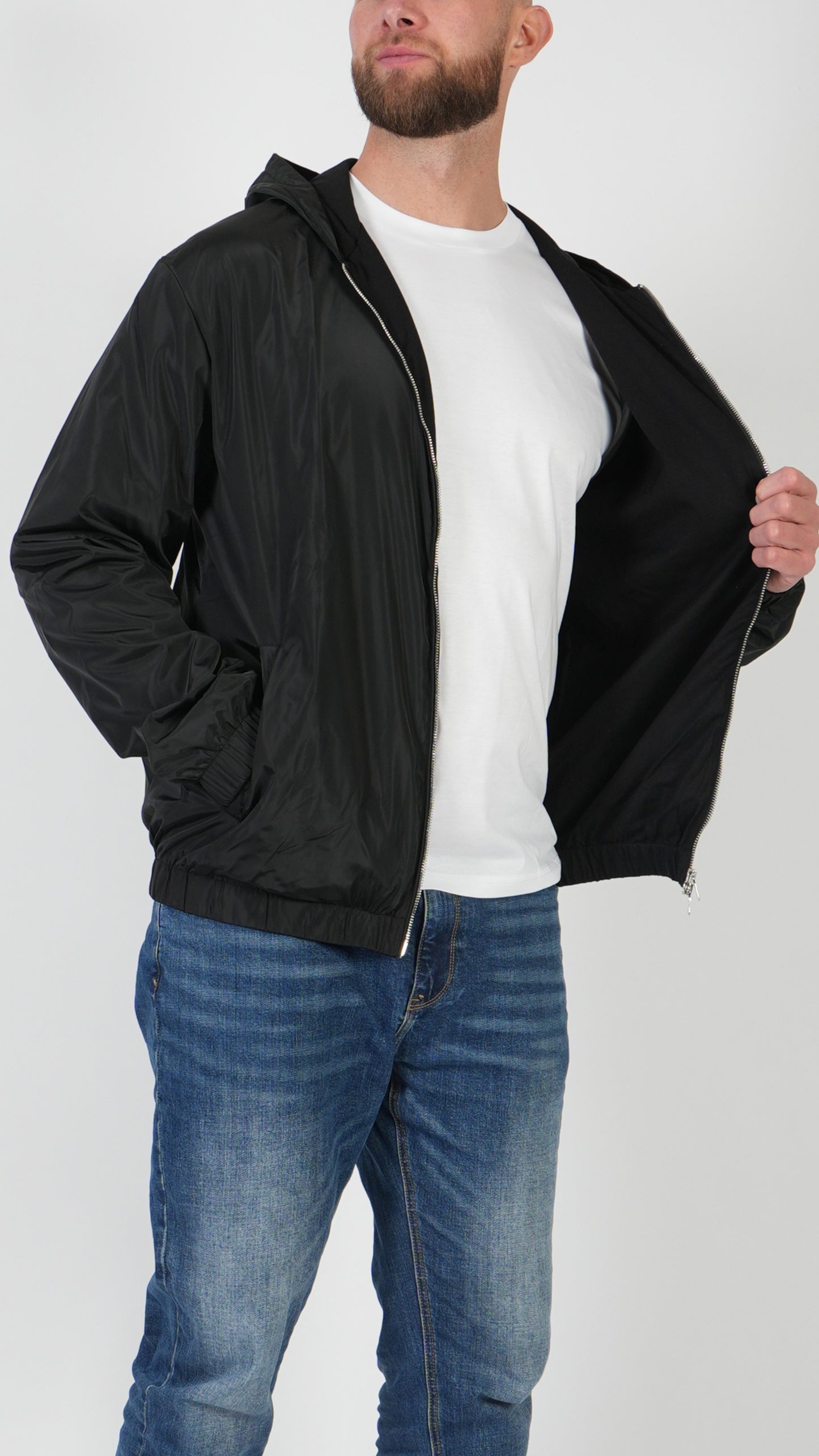 CHAQUETA CON CAPUCHA • NEGRO