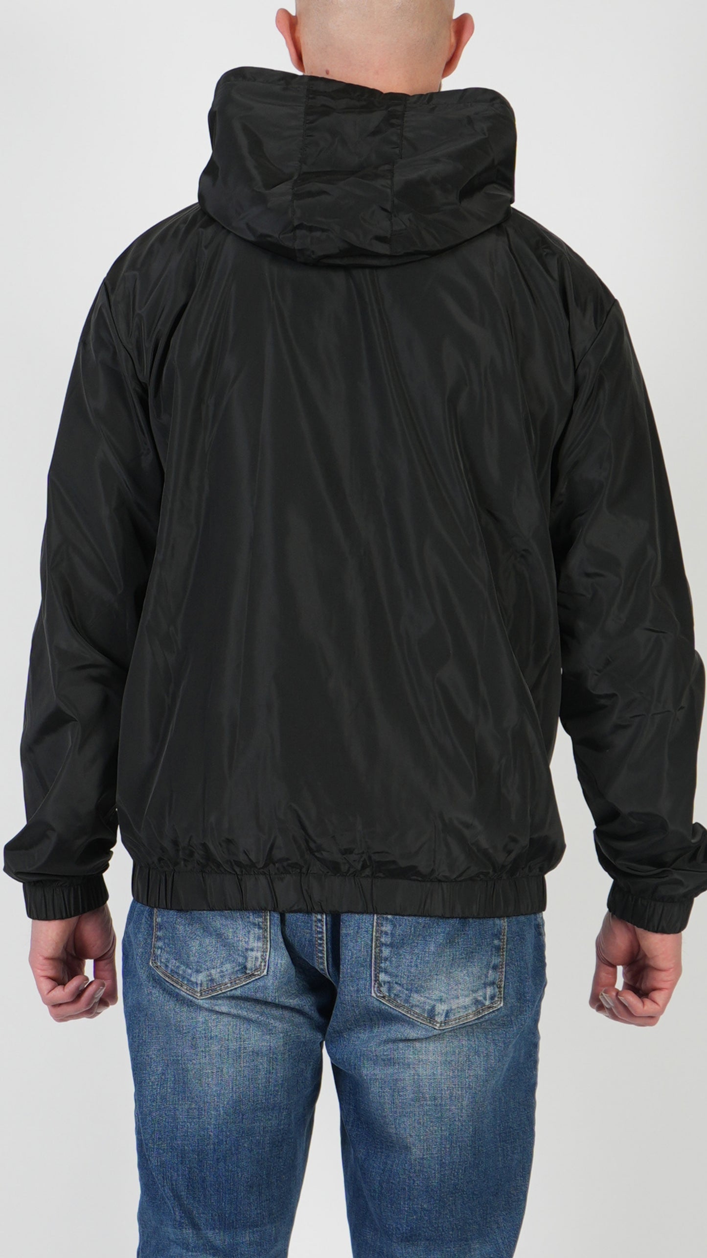 CHAQUETA CON CAPUCHA • NEGRO