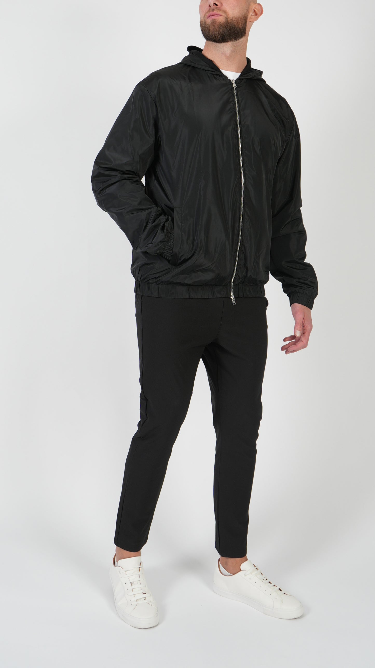 CHAQUETA CON CAPUCHA • NEGRO