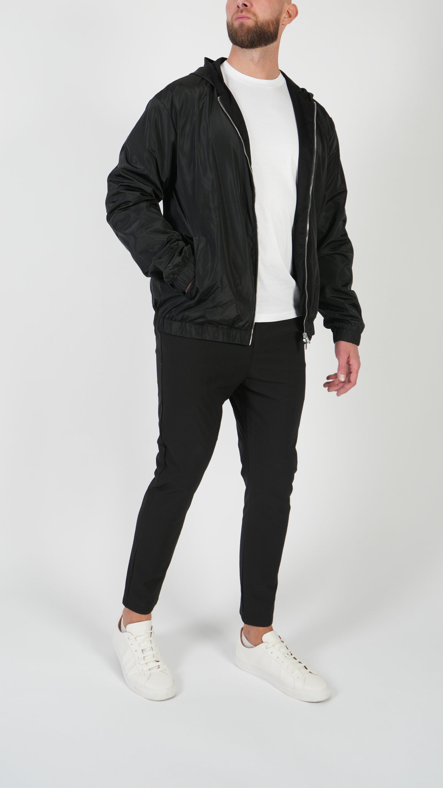 CHAQUETA CON CAPUCHA • NEGRO