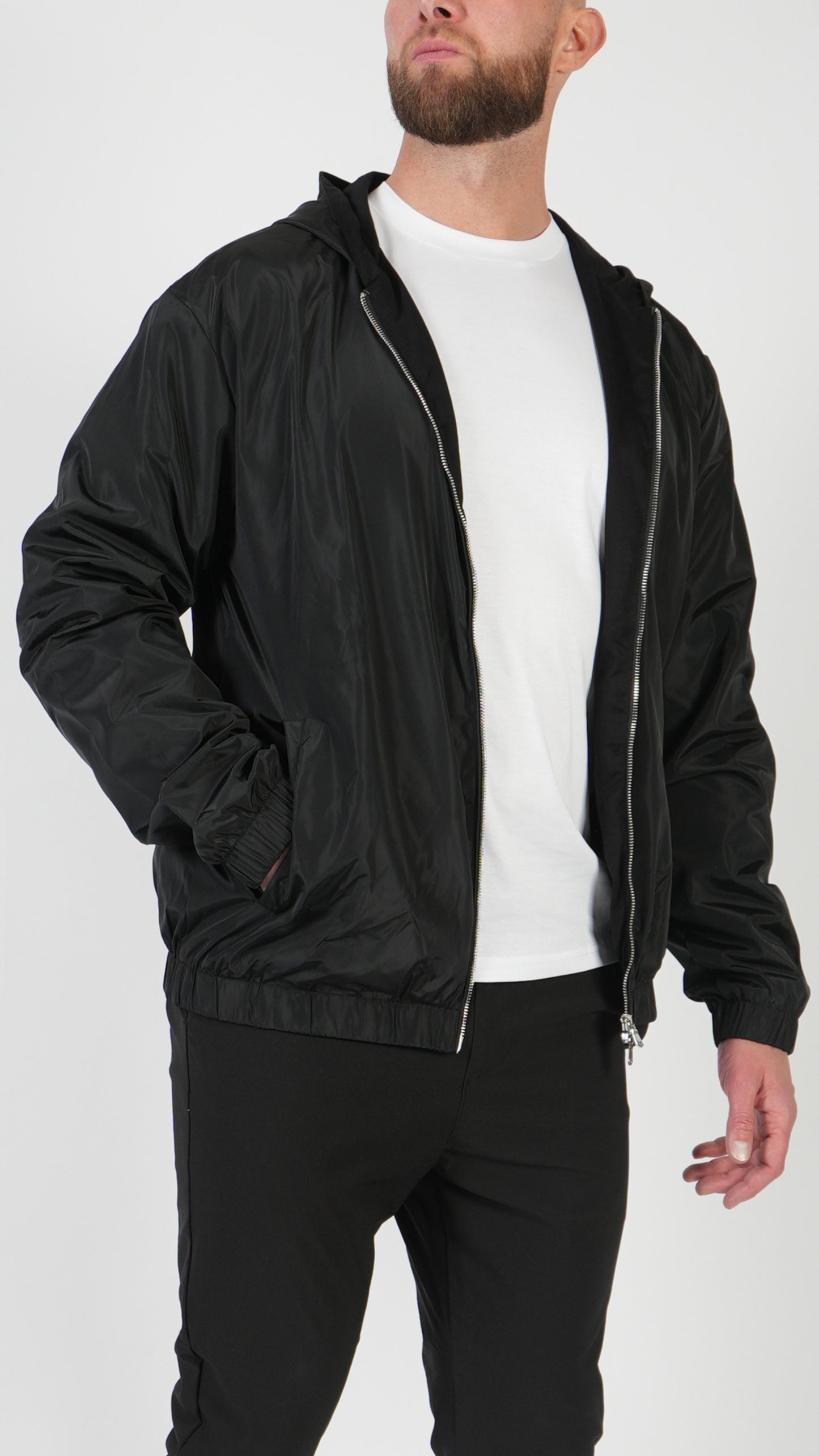 CHAQUETA CON CAPUCHA • NEGRO