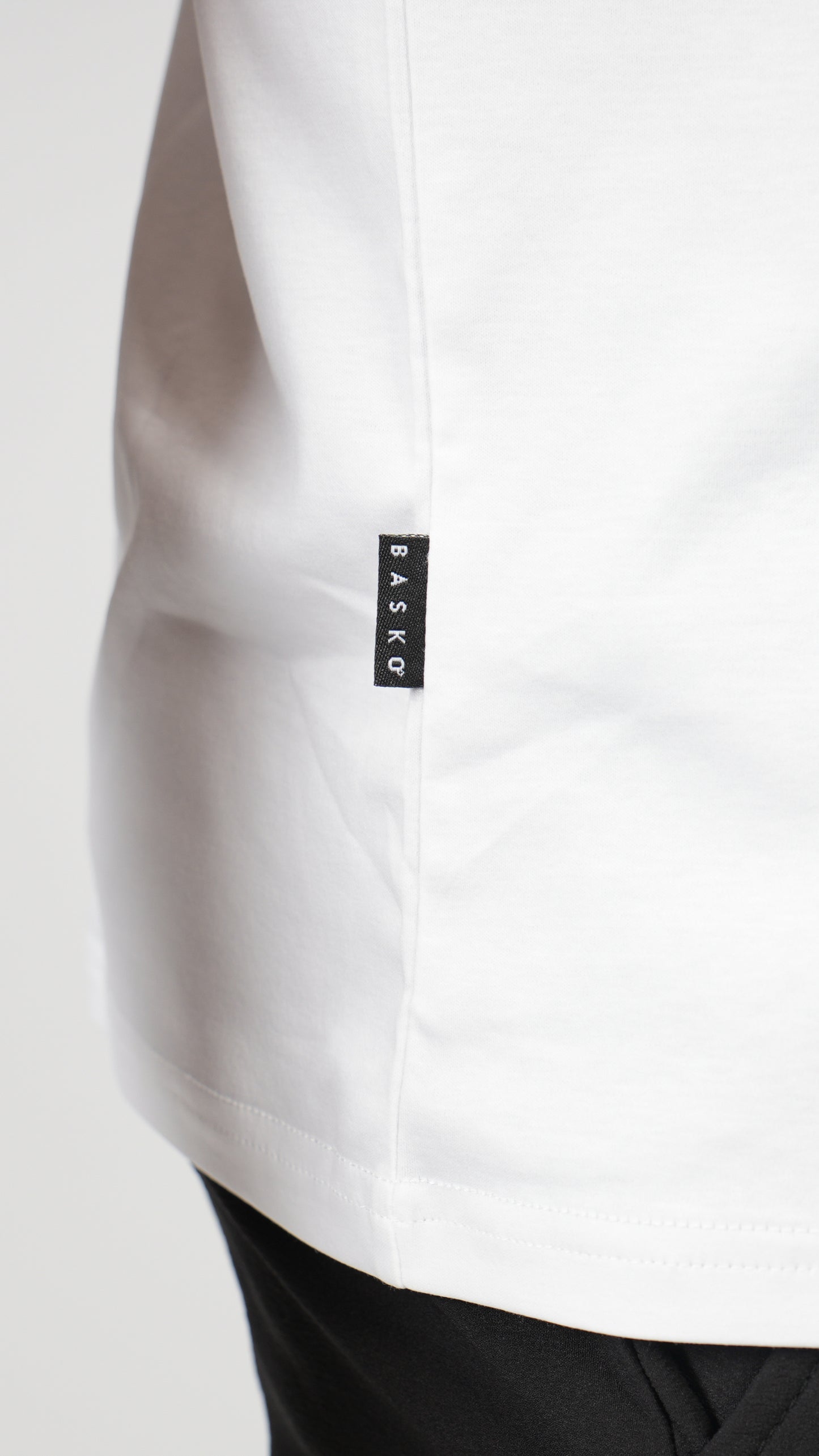 T-SHIRT  • SLIM FIT • WHITE