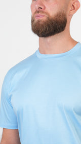 CAMISETA • AJUSTE AJUSTADO • AZUL CLARO