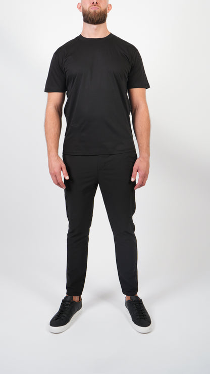 T-SHIRT  • SLIM FIT • BLACK