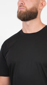 CAMISETA • AJUSTE AJUSTADO • NEGRA